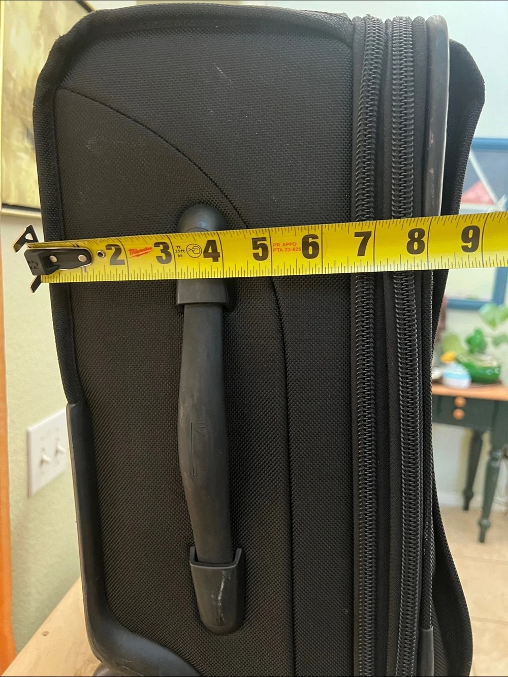 Tumi Black Softside Rollaboard Suitcase, see photos for more details. Pre owned